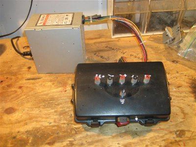 Hvordan lage et 12 volt DC testbenk for bullet kameraer bruker en gammel ATX datamaskin strømforsyning. Trekk ut strømledningen fra baksiden av datamaskinen.