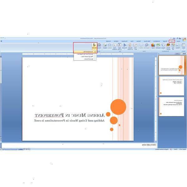 Hvordan legge til en lyd til en presentasjon i Microsoft PowerPoint 2007. Naviger til "insert"-fanen og velg "lyd" fra "media" gruppering.