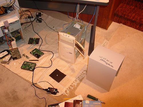Hvordan du installerer en SATA-harddisk til en gammel hovedkort med IDE-porter bare. Åpne venstre panel (venstre panel mens vendt mot forsiden av tårnet) på datamaskinen din sak.