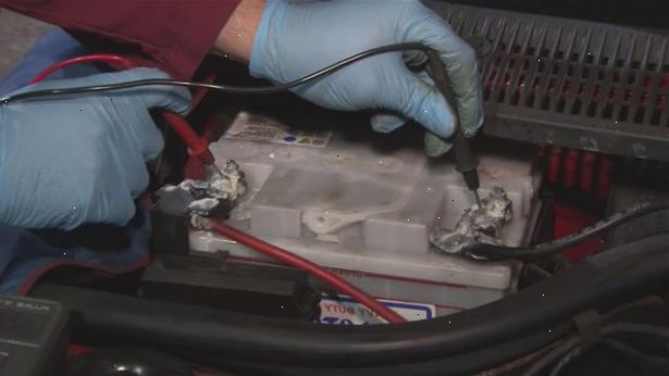 Hvordan sjekke en dynamo. Slå av bilen og teste ut batteriet med et voltmeter.