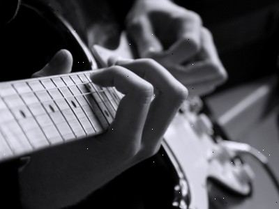 Hvordan å spille gitar og synge samtidig. Lær ordene i sangen.