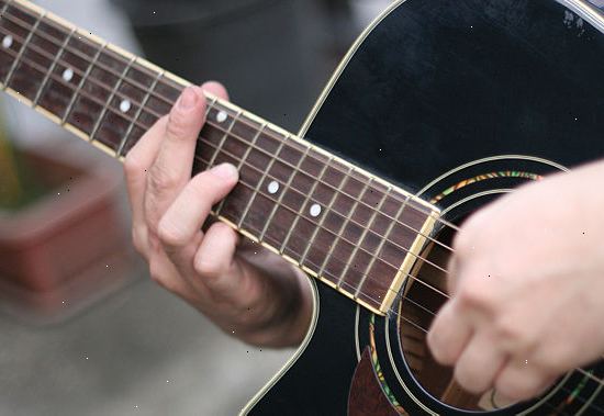 Hvordan å lette finger sårhet når man lærer å spille gitar. Få de rette strengene.