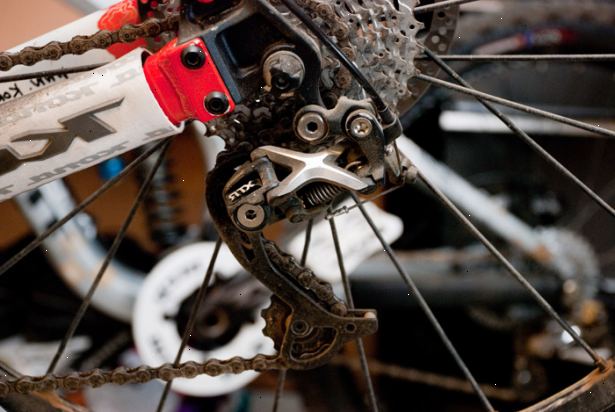 Hvordan du justerer en bakerste sykkelen giret. Skifte sykkel til lavest mulig utstyr (største tannhjul bak kassett nærmest eikene).