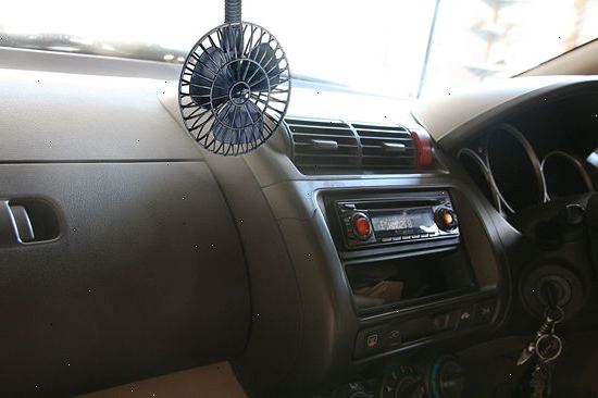 Hvordan å kjøle deg i en bil uten air condition. Henge en våt fille over midten ventilene på bilen.