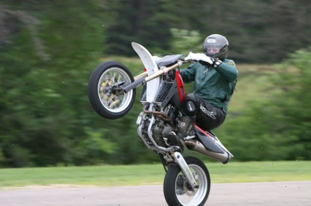 Hvordan du utfører clutch wheelies på en motorsykkel. Du trenger ikke en veldig kraftig sykkel.