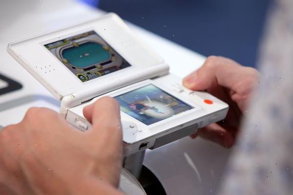 Hvordan få wifi på din Nintendo DS. Sett inn nintendo wi-fi kompatibel spillet inn i spillet sporet.
