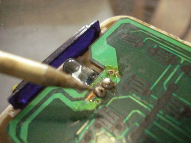 Hvordan å reparere en fjernkontroll. Kjøpe key-pad-reparasjonssett, som er vel verdt pengene, spesielt hvis fjernkontrollen er et veldig dyrt fjernkontrollen, eller ikke lenger produseres.