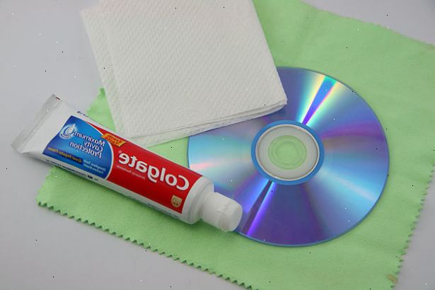 Hvordan å reparere en CD med tannkrem. Vask CD nøye i mildt såpevann for å fjerne små partikler som kan ripe opp CD.