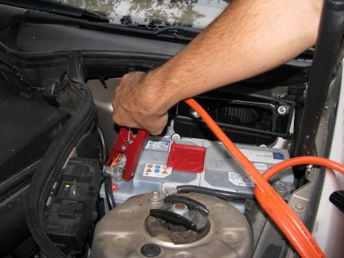 Hvordan å hoppe starte en bil. Kontroller at batteriet er problemet.