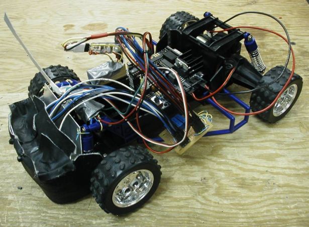 Hvordan bygge en fjernstyrt robot. Gjenkjenne hva du skal bygge det første skrittet i å bygge en fjernstyrt robot er å innse at du ikke kommer til å være i stand til å bygge en full størrelse, tobente, humanoid robot som kan gjøre alle dine gjøremål.