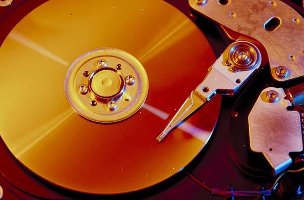 Hvordan å ha mer enn to harddisker i en PC. Du kan fjerne cd, DVD eller diskettstasjon, på den måten få en ekstra bay for disker.