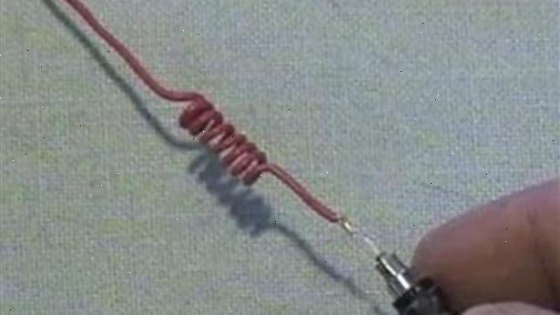 Hvordan lage en trådløs antenne. Grab noen loddetinn (helst tykk) eller noen bendy wire / loddetinn og pakk det rundt poenget med en tommel tack.