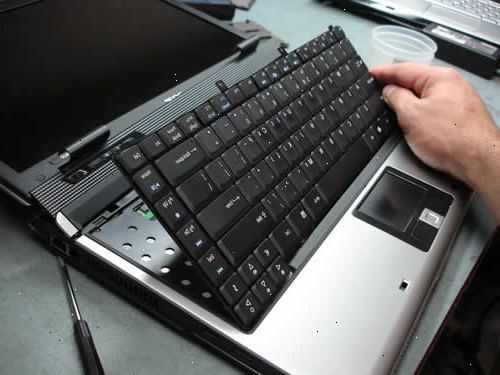 Hvordan å rengjøre en laptop-tastatur. Start med å slå av maskinen.