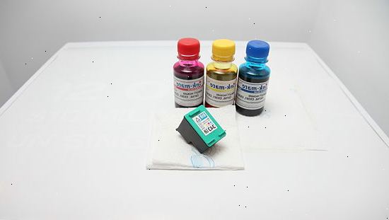 Hvordan refill og gjenbruke en skriver kassett. Kjøp en blekk refill kit på et kontor forsyning butikken.