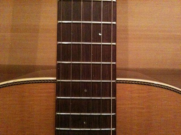 Hvordan tune gitaren din til Nashville tuning. Gå til din lokale musikkbutikk og kjøpe noen enkle strenger, eller et sett med strenger for en 12 string akustisk.
