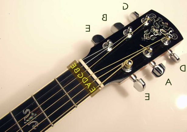 Hvordan stemme en gitar. Vet hvilke merke hver streng på gitar spiller.
