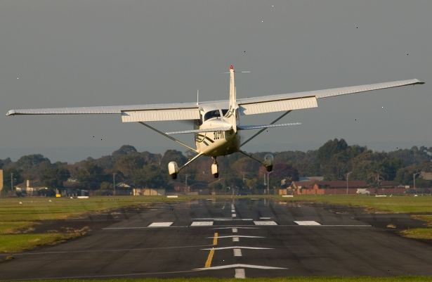 Hvordan å lande en Cessna 172. Få ATIS informasjon 10 miles ut fra inntreden i luftrommet, ta kontakt med kontrolltårnet eller tilnærming kontroll for at flyplassen, og sier følgende.