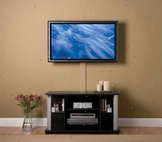 Hvordan montere en flatskjerm-TV. Få tak i en riktig størrelse brakett enten online eller på en elektronisk butikk.