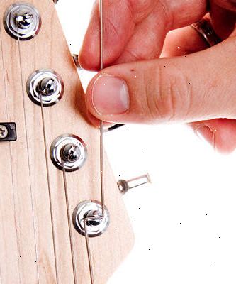 Hvordan endre strenger på en elektrisk gitar. Sjekk om du har en flytende bro.