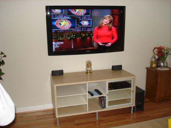 Hvordan vegg montere en plasma. Kjøpe et veggfeste fra en anerkjent plasma TV-forhandler, og sørge for at den passer din TV.