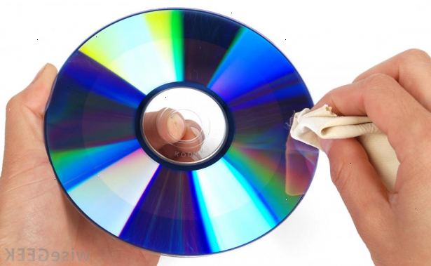 Hvordan du rengjør en DVD. Bland sammen en del vann til en del isopropylalkohol.