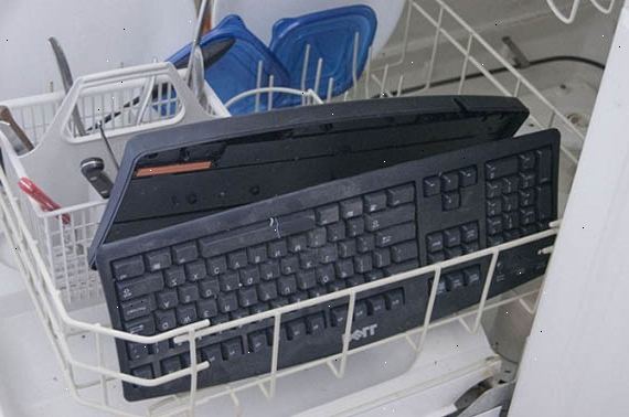 Hvordan du rengjør et tastatur i oppvaskmaskin. Koble tastaturet fra datamaskinen og ta ut eventuelle batterier.